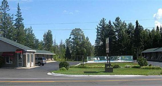 Capri Motel Mackinaw Stadt Exterior foto